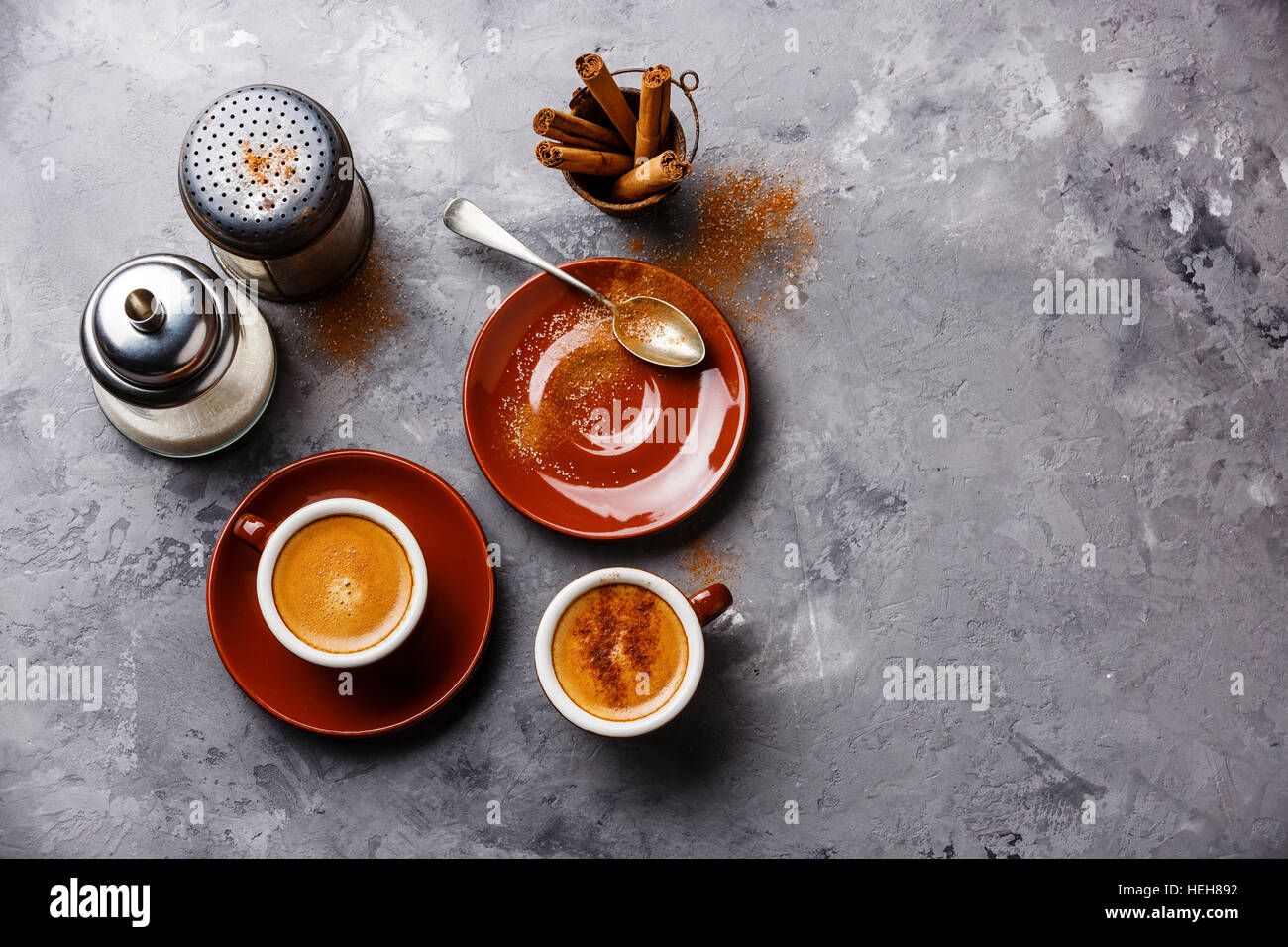 Tazza da caffè con cannella sul cemento grigio pietra copia di sfondo spazio Foto Stock