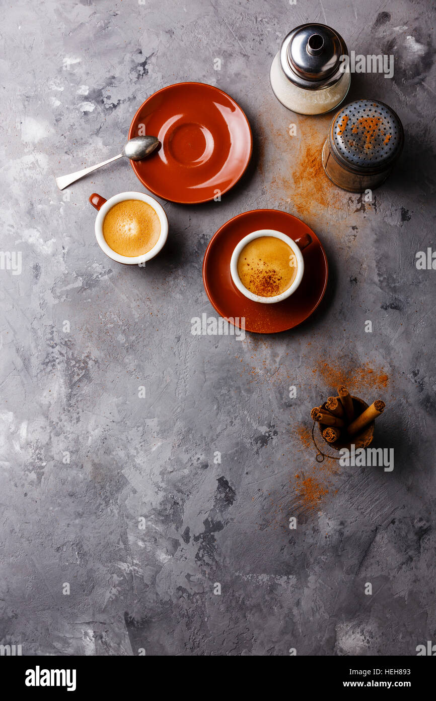 Tazza da caffè con cannella sul cemento grigio pietra copia di sfondo spazio Foto Stock