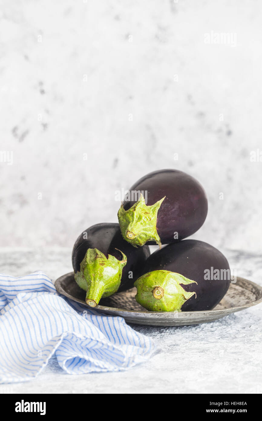 Melanzane, o di melanzana in un vassoio di metallo Foto Stock