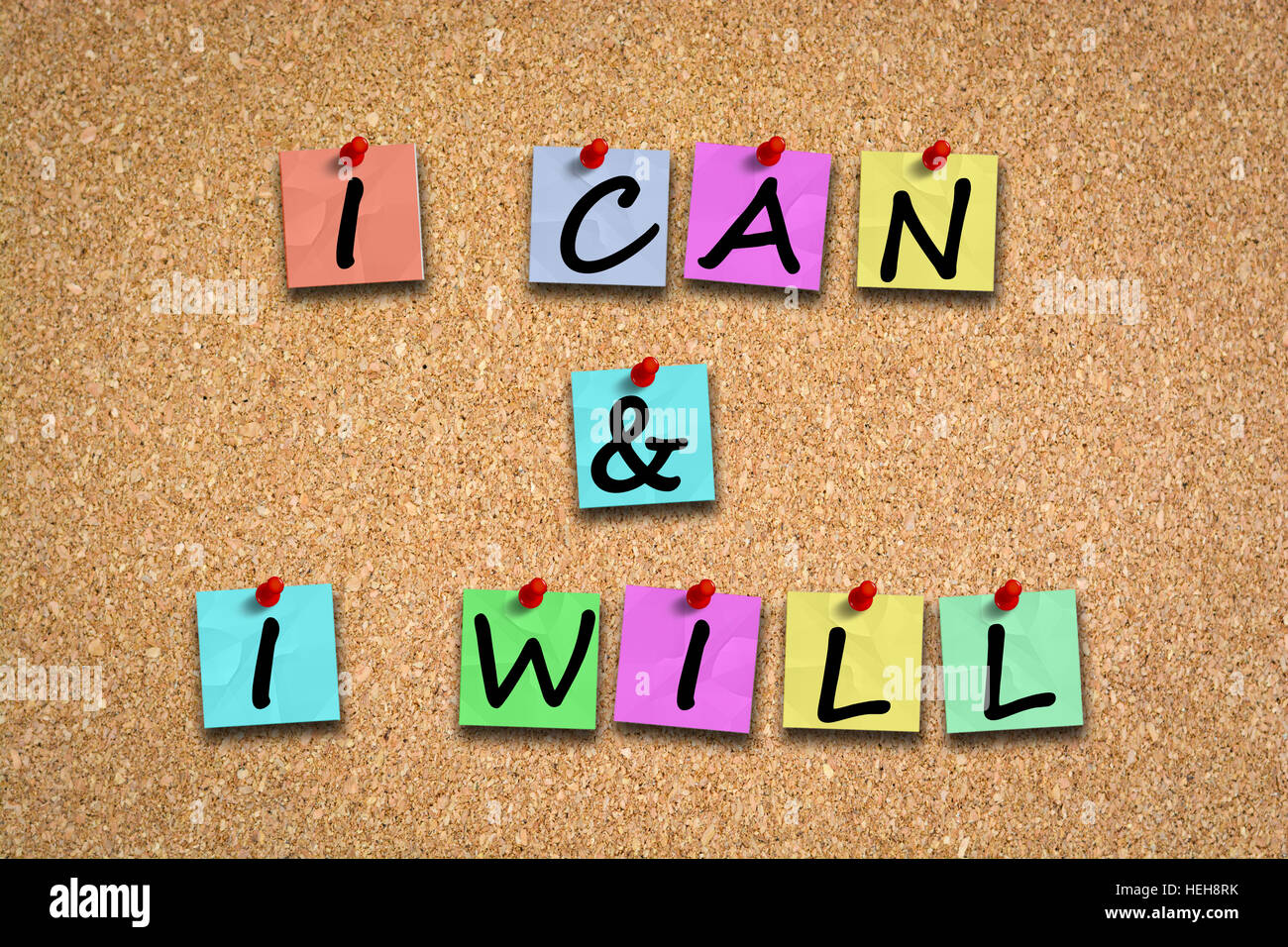 Posso e voglio parole motivazionale con note adesive e le spine sul tabellone di sughero Foto Stock