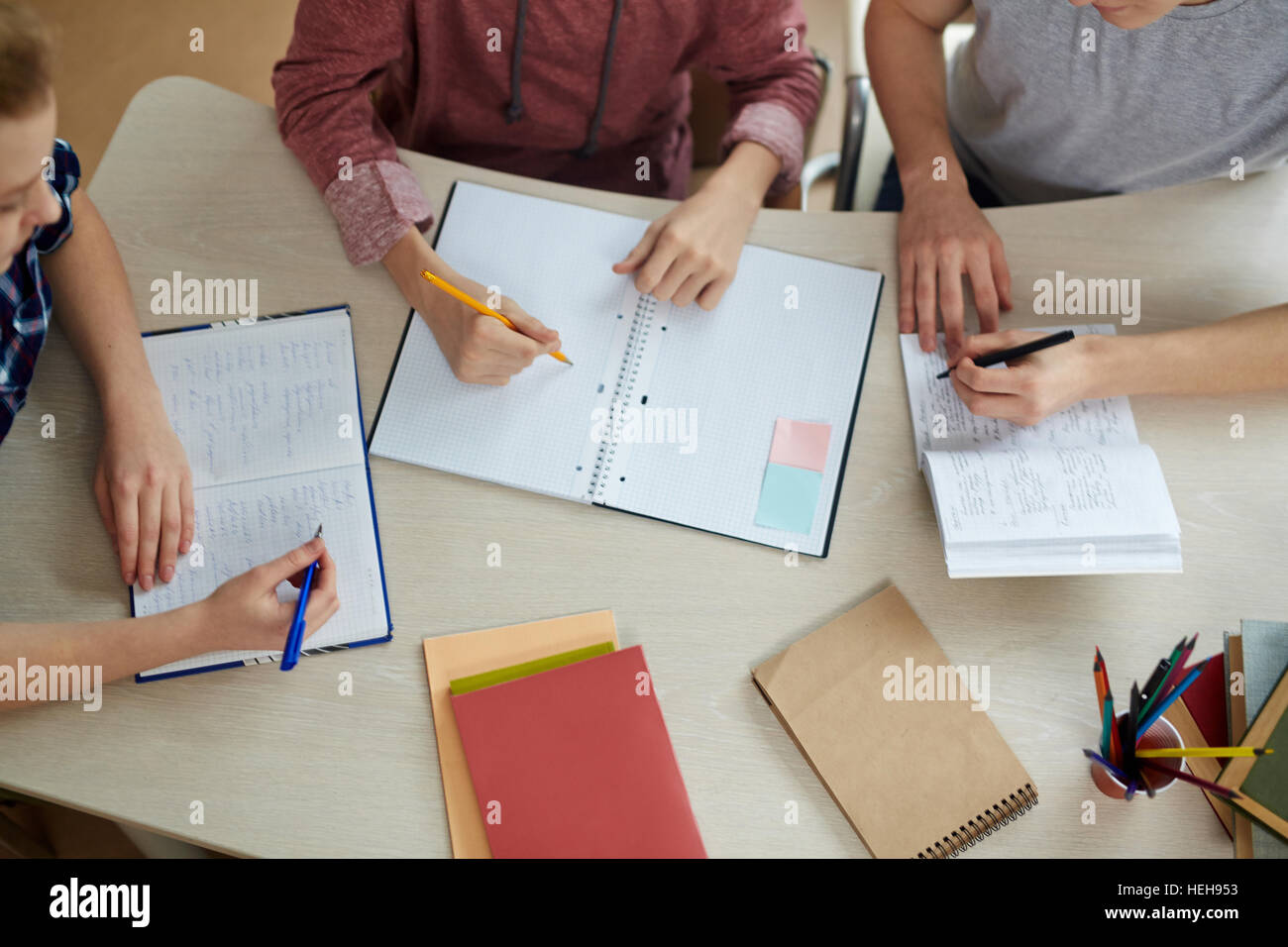 Gruppo di adolescenti lettura Lecture Notes in ambiente di lavoro Foto Stock