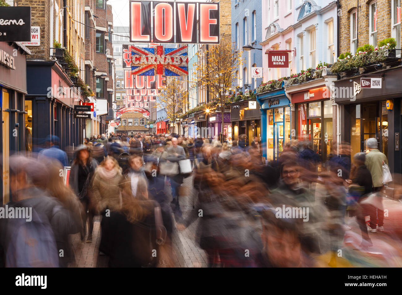 Un sacco di persone lo shopping natalizio su Carnaby Street, Londra. A Londra, Inghilterra. Il 17 dicembre 2016. Foto Stock