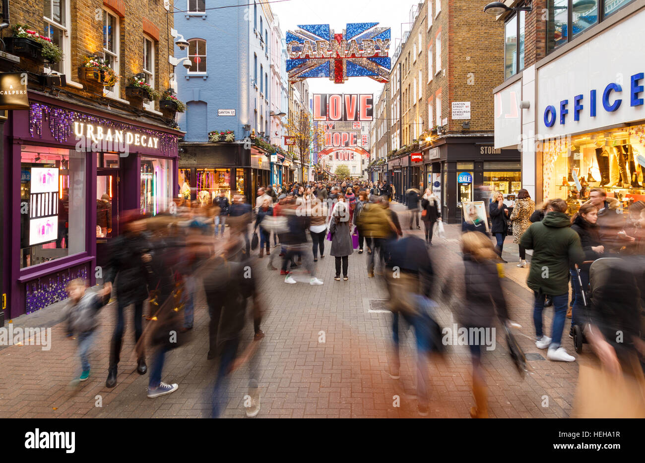 Motion Blur di acquirenti di Natale su Carnaby Street, Londra. A Londra, Inghilterra. Foto Stock