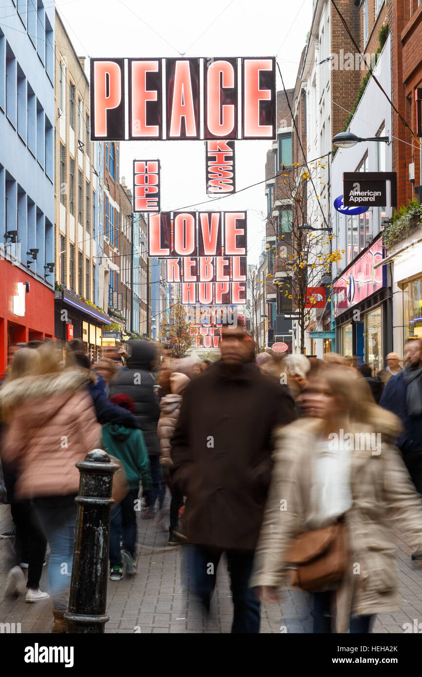 Molti acquirenti di natale in motion blur per Carnaby Street, Londra. a Londra, Inghilterra. Foto Stock