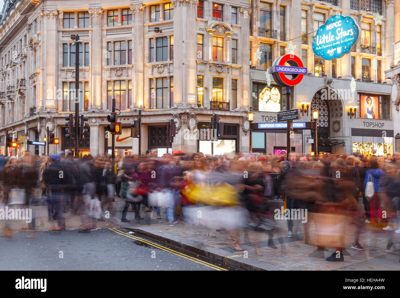 Persone sfocate Shopping natalizio a Oxford Circus, Londra. A Londra, Inghilterra. Foto Stock