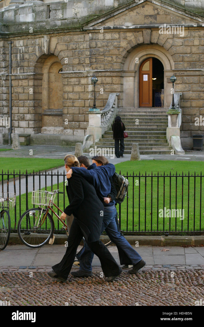 Oxford, Inghilterra, la maggior parte degli studenti vanno in giro in bicicletta o a piedi di Oxford. in background è la Radcliffe Camera che alloggia la Radcliffe Science Library. Radcliffe Square. Progettato da James Gibbs in stile neo-classico e costruita nel 1737-49 per alloggiare la Radcliffe Science Library. Oxford in Inghilterra. Foto Stock