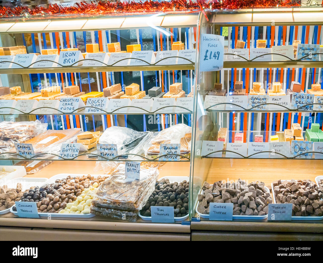 Negozio di dolci contro la visualizzazione di molte varietà di fatto a mano Fudge Toffee e cioccolato Foto Stock