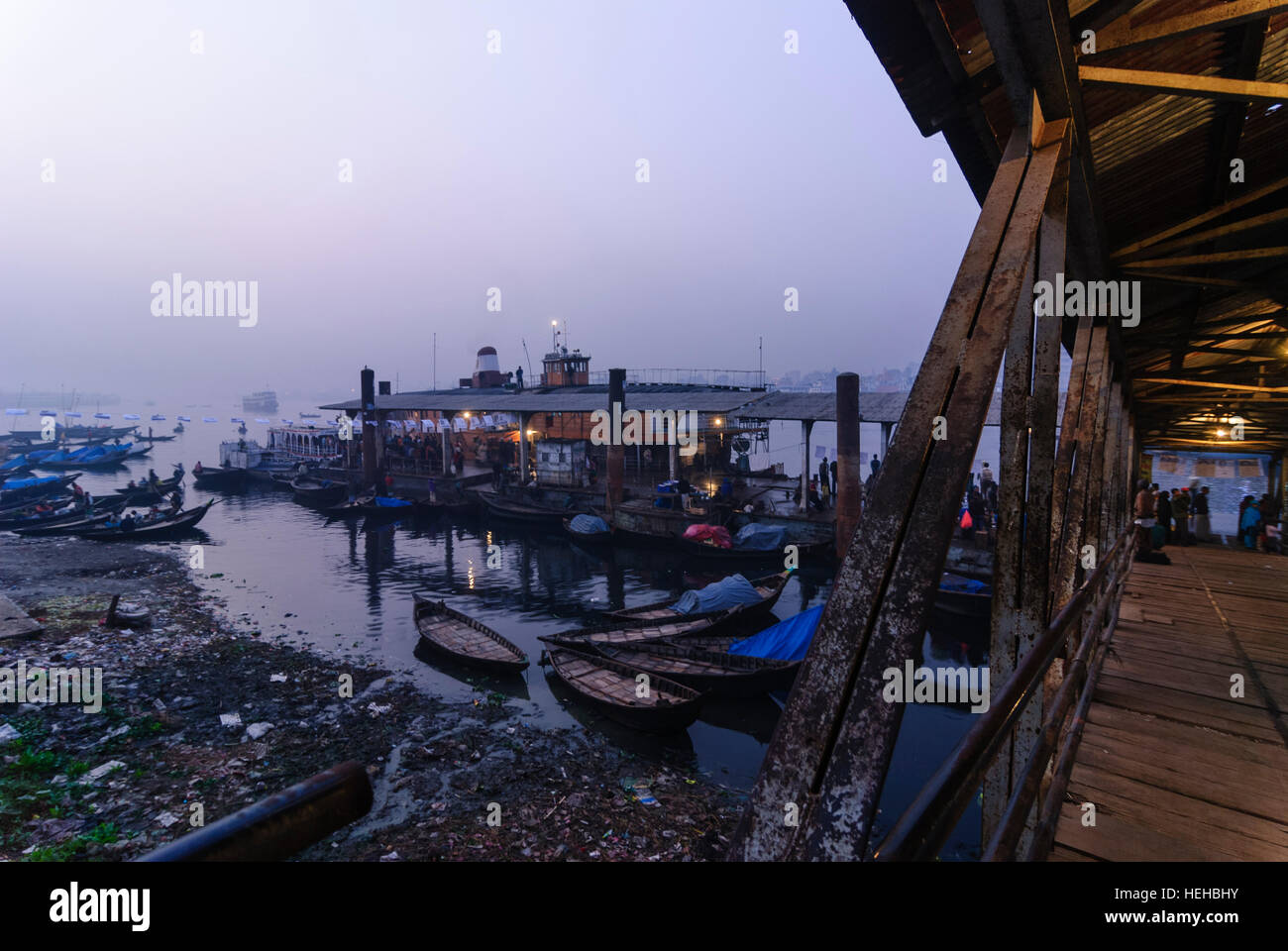 Dhaka: traghetto nel porto di mattina, Divisione di Dhaka, Bangladesh Foto Stock