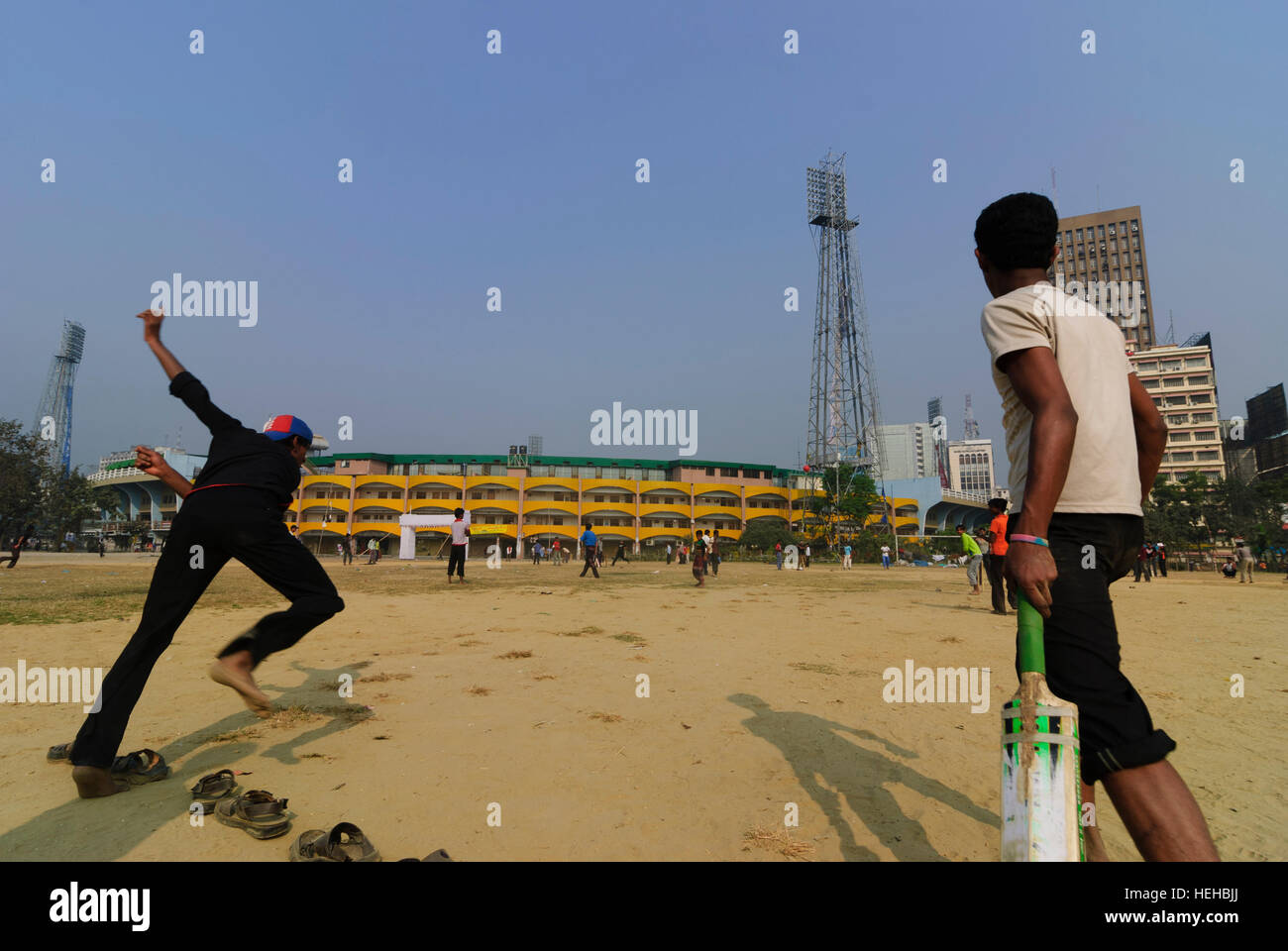 Dhaka: giocatore di cricket di fronte allo Stadio Nazionale (sede delle partite di cricket), Divisione di Dhaka, Bangladesh Foto Stock
