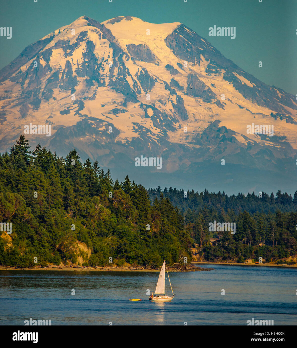 Barca a vela vela sul Puget Sound con coperta di neve Mount Rainier in background. Washington, Stati Uniti d'America Foto Stock