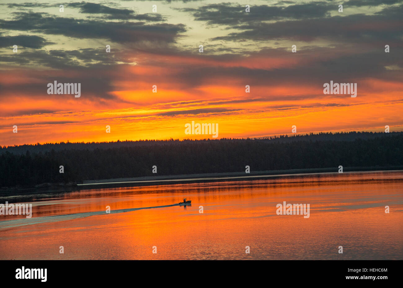 Puget Sound, pesca traversata in battello Squaxin isola a sunrise. Washington, Stati Uniti d'America Foto Stock