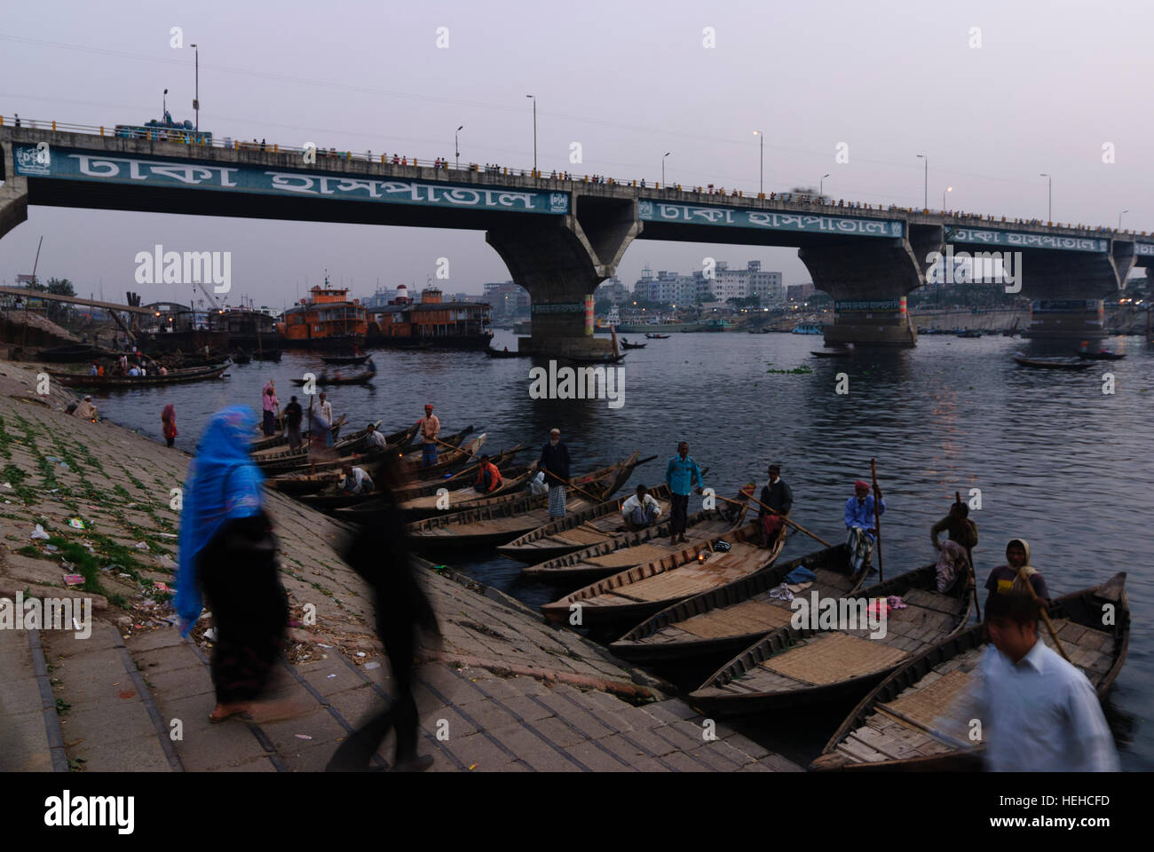 Dhaka: Ponte sopra il fiume Buriganga, Divisione di Dhaka, Bangladesh Foto Stock