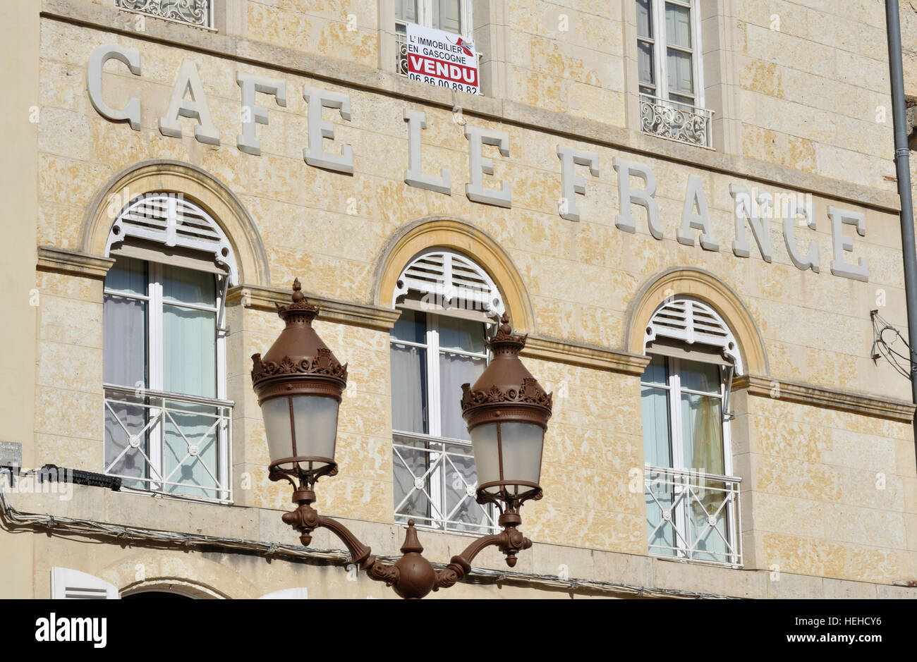 Facciata del Cafe Le Francia in Rue de la Republique, AUCH, Francia. Foto Stock