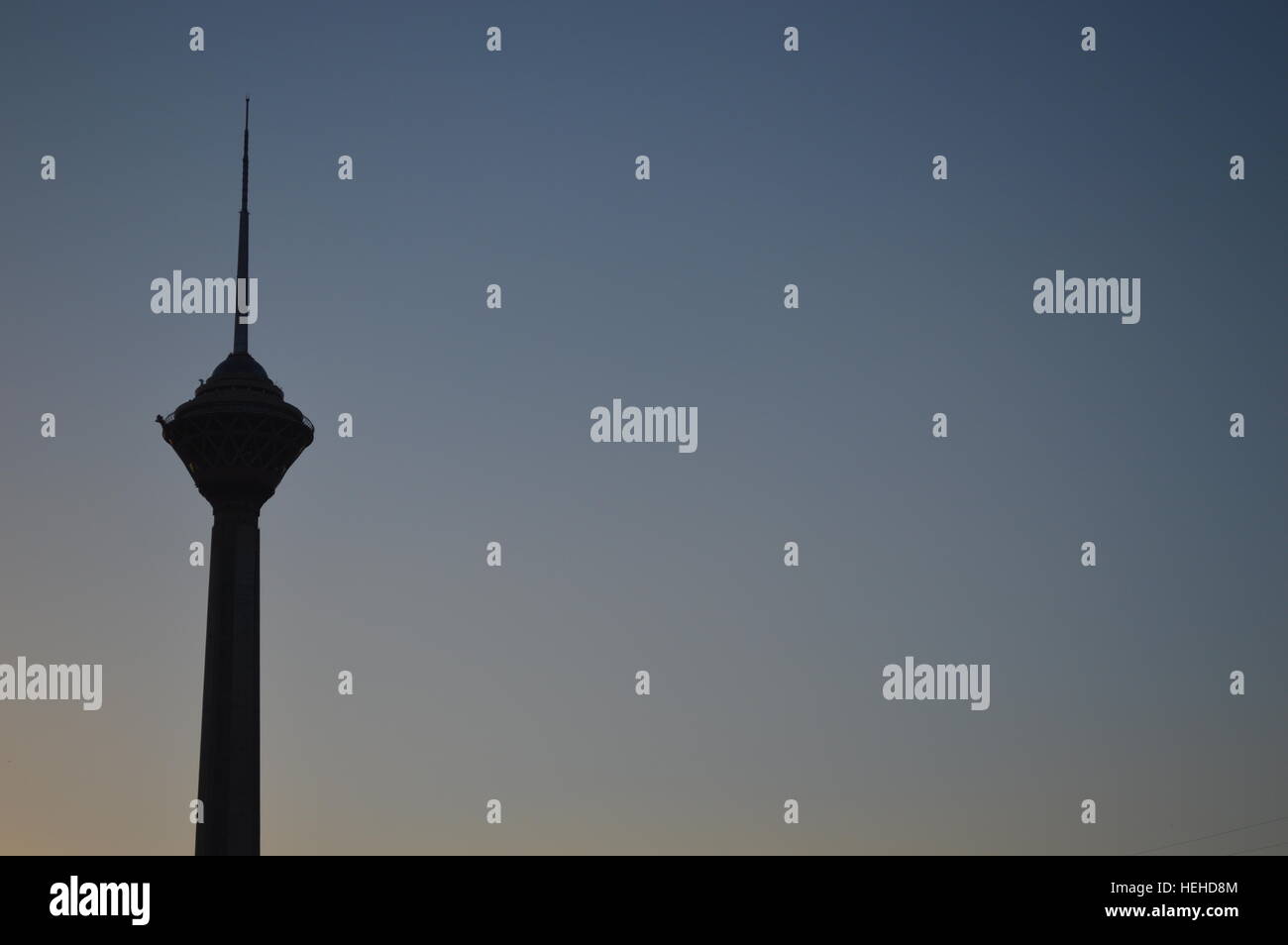 Una vista di Milad Tower a Teheran al crepuscolo Foto Stock