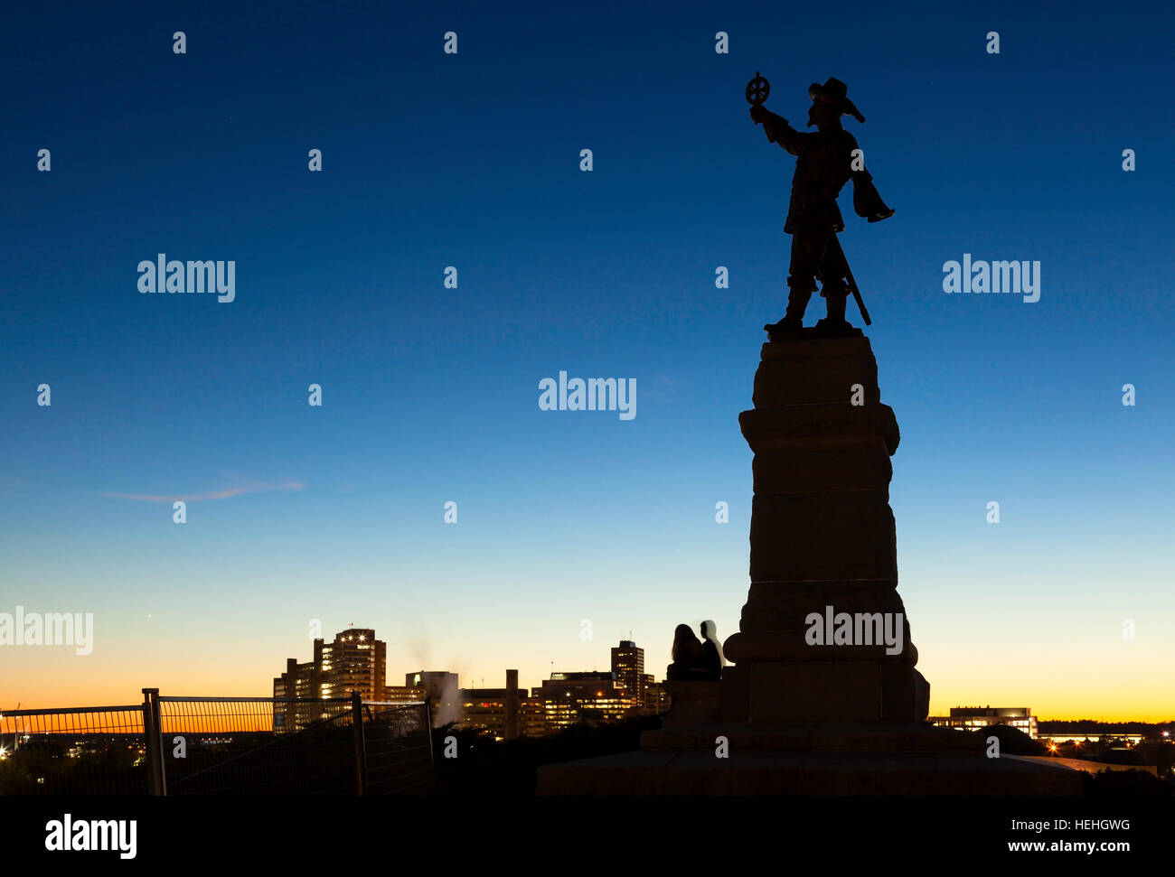 Una statua in onore di esploratore francese Samuel de Champlain. In una mano tiene il suo trovato l'astrolabio a Nepean punto, Ottawa, Ontario, Canada. Foto Stock