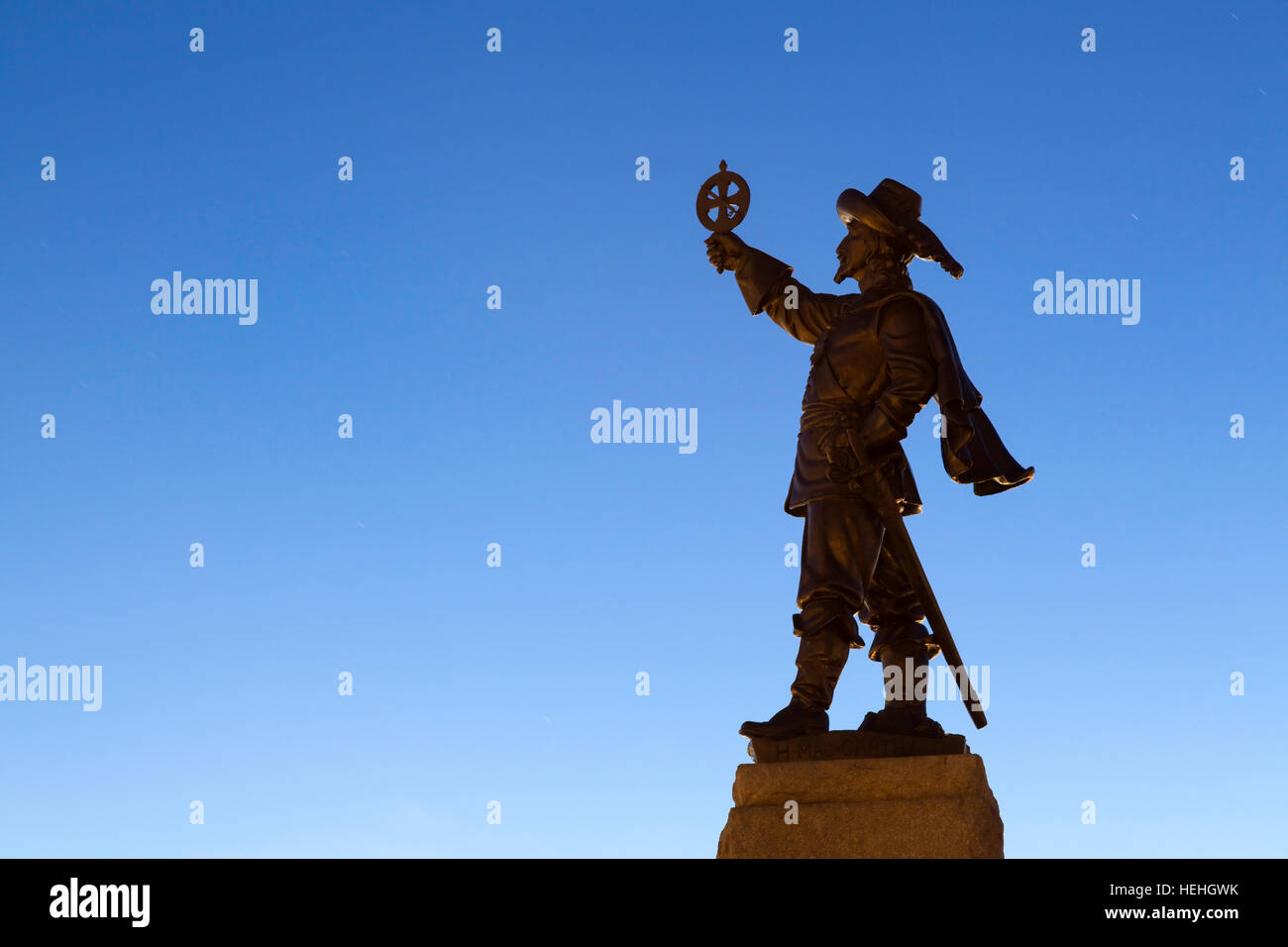 Una statua in onore di esploratore francese Samuel de Champlain. In una mano tiene il suo trovato l'astrolabio a Nepean punto, Ottawa, Ontario, Canada. Foto Stock