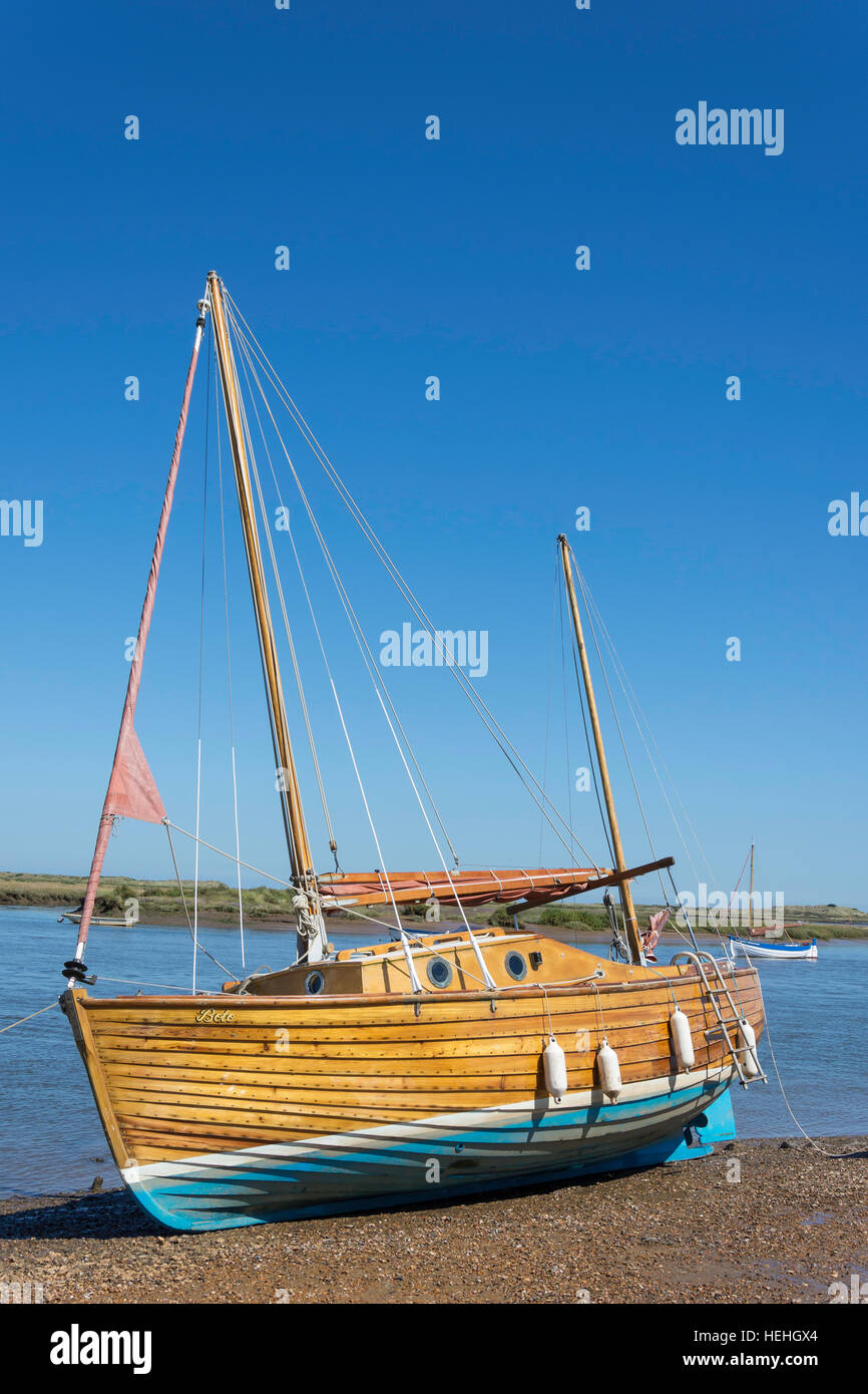 Tradizionali barche a vela sul fiume masterizzare da Quay, Burnham Overy Staithe, Norfolk, Inghilterra, Regno Unito Foto Stock