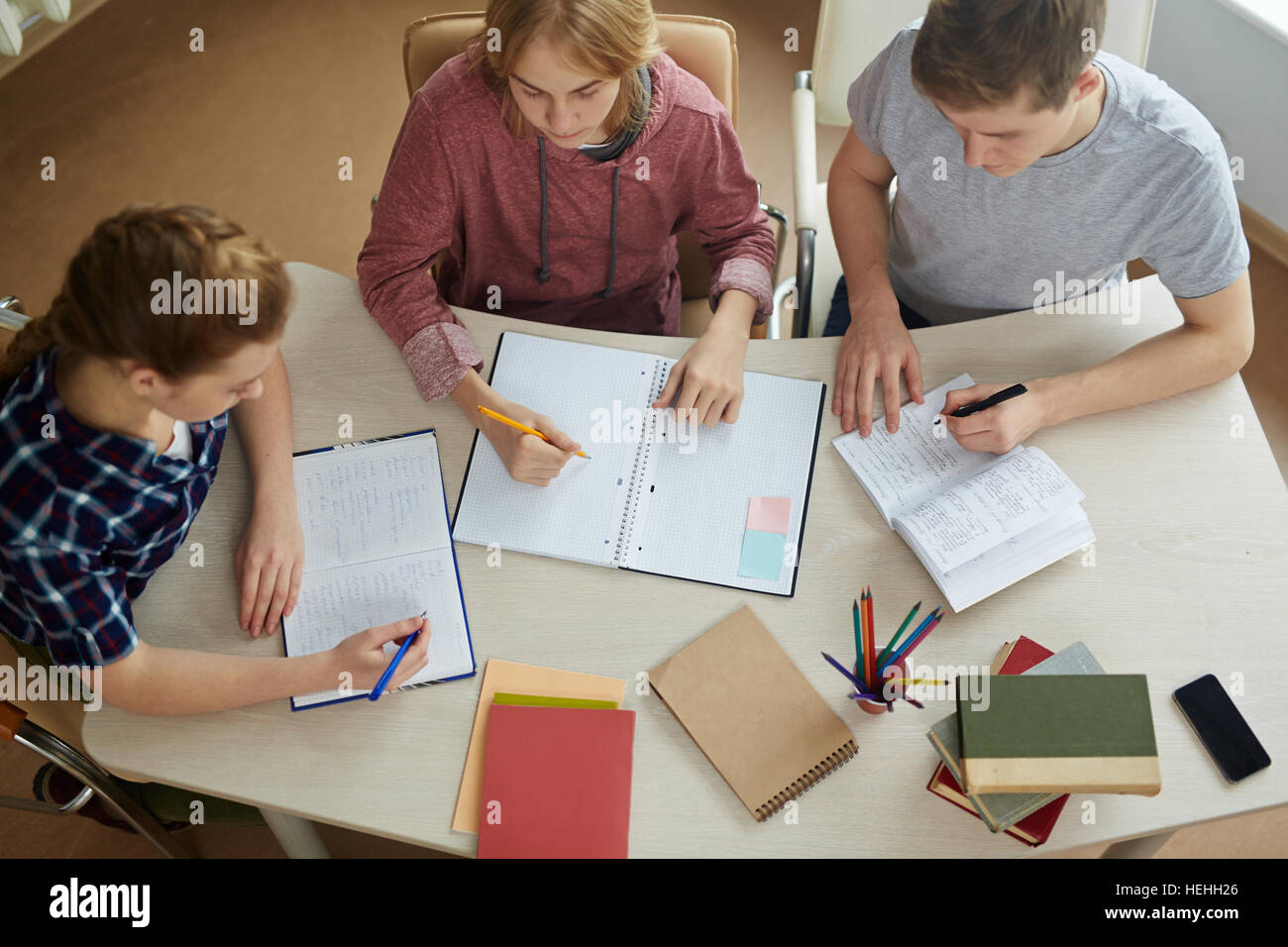 Gli studenti lezioni di scrittura o di saggio da scrivania Foto Stock