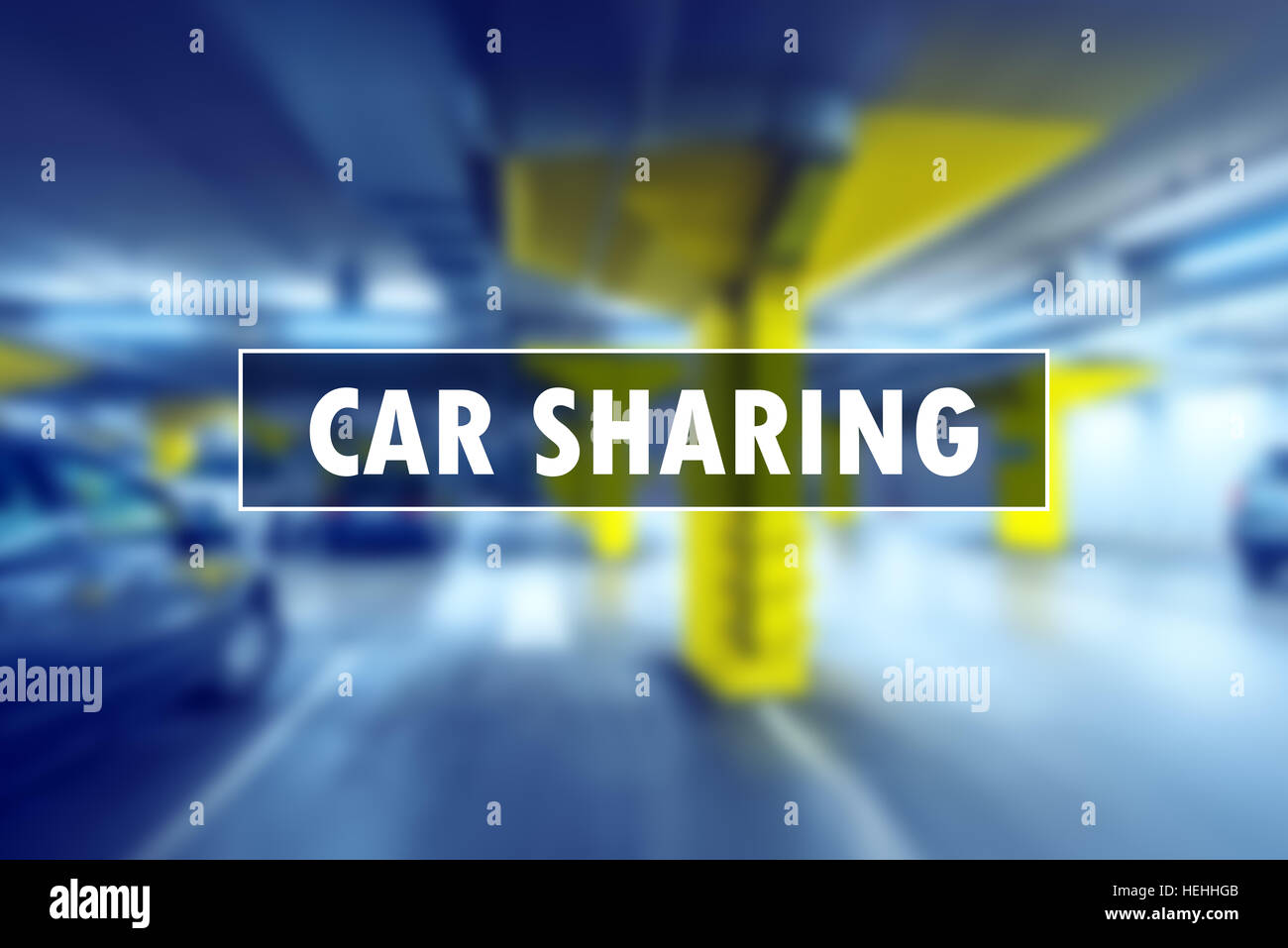 Il car sharing o il carsharing concetto per il modello di veicolo affitto per brevi periodi di tempo, le sfocature garage sotterraneo parcheggio in background Foto Stock