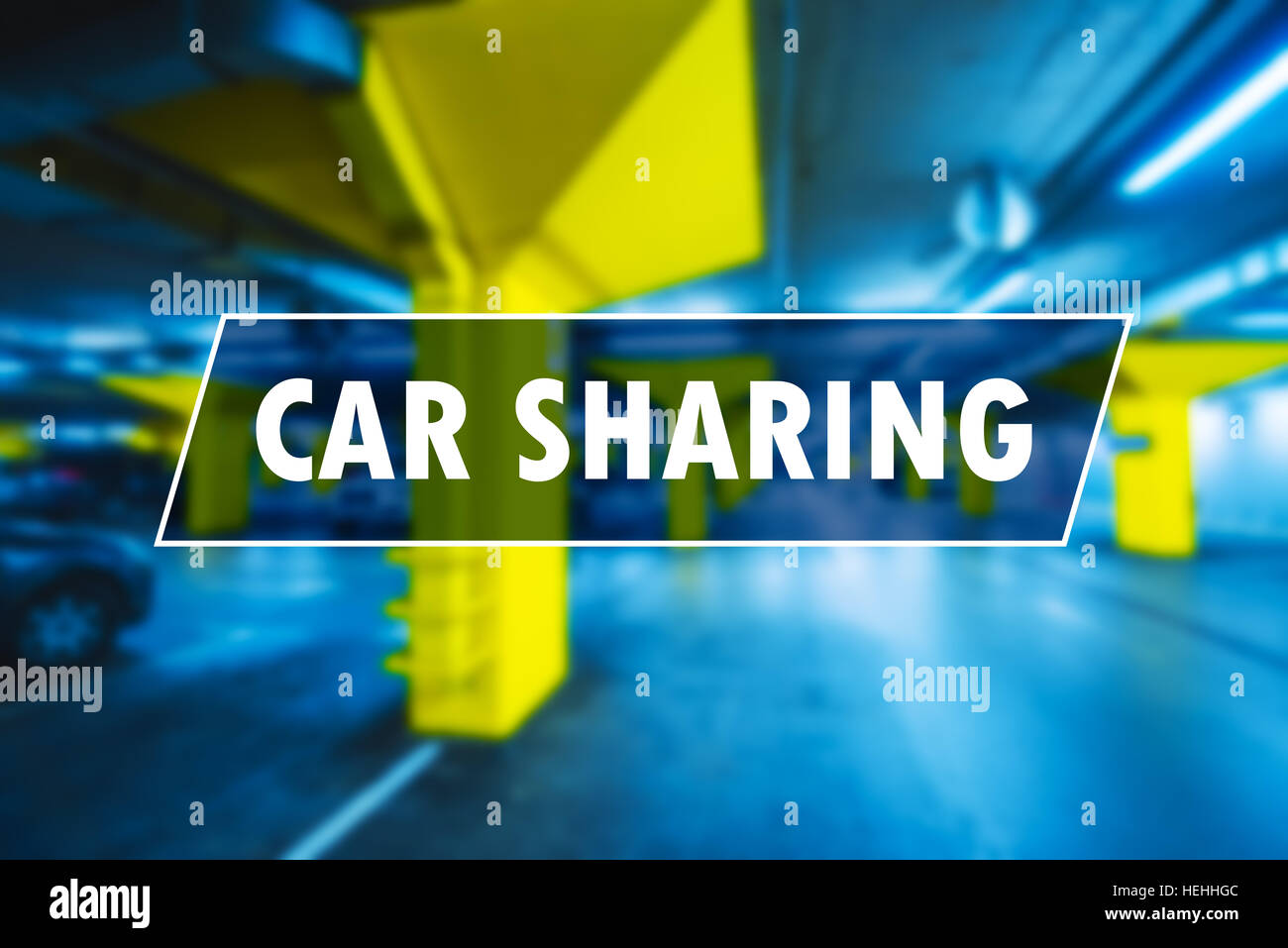 Il car sharing o il carsharing concetto per il modello di veicolo affitto per brevi periodi di tempo, le sfocature garage sotterraneo parcheggio in background Foto Stock