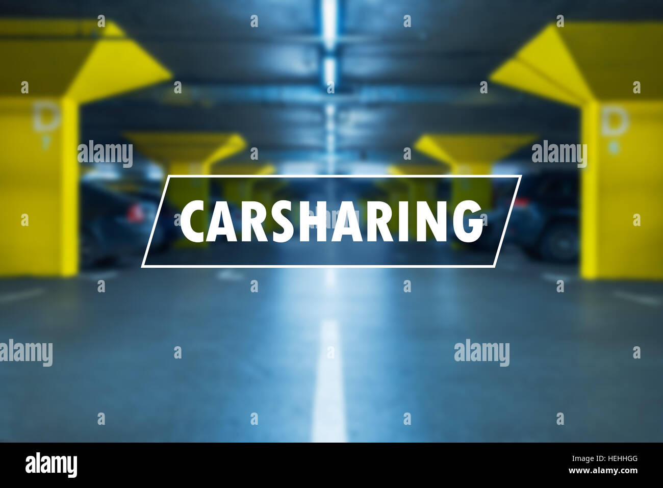 Il car sharing o il carsharing concetto per il modello di veicolo affitto per brevi periodi di tempo, le sfocature garage sotterraneo parcheggio in background Foto Stock
