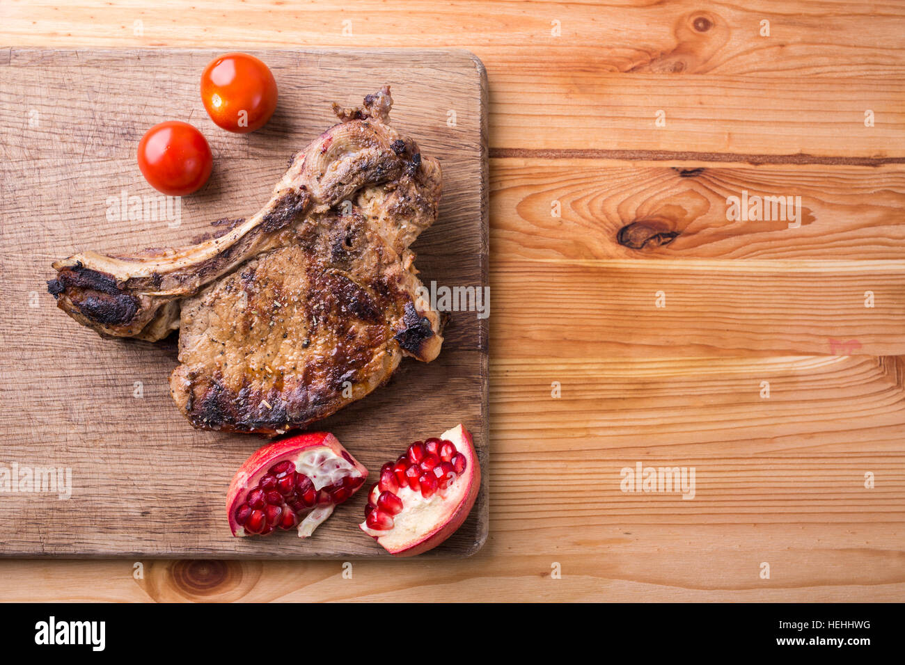 Costata di manzo con pomodori e melograno Foto Stock