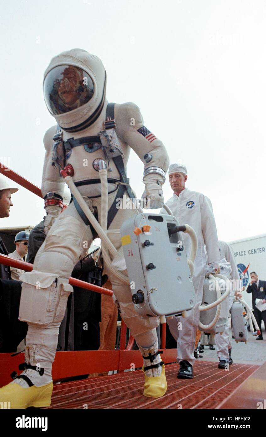 La NASA Gemini VII del volo spaziale astronauta missione Jim Lovell passeggiate all'ascensore alla Cape Canaveral Air Force Station Launch Pad 19 prima del lancio del veicolo spaziale Dicembre 4, 1965 a Cape Canaveral, in Florida. Foto Stock