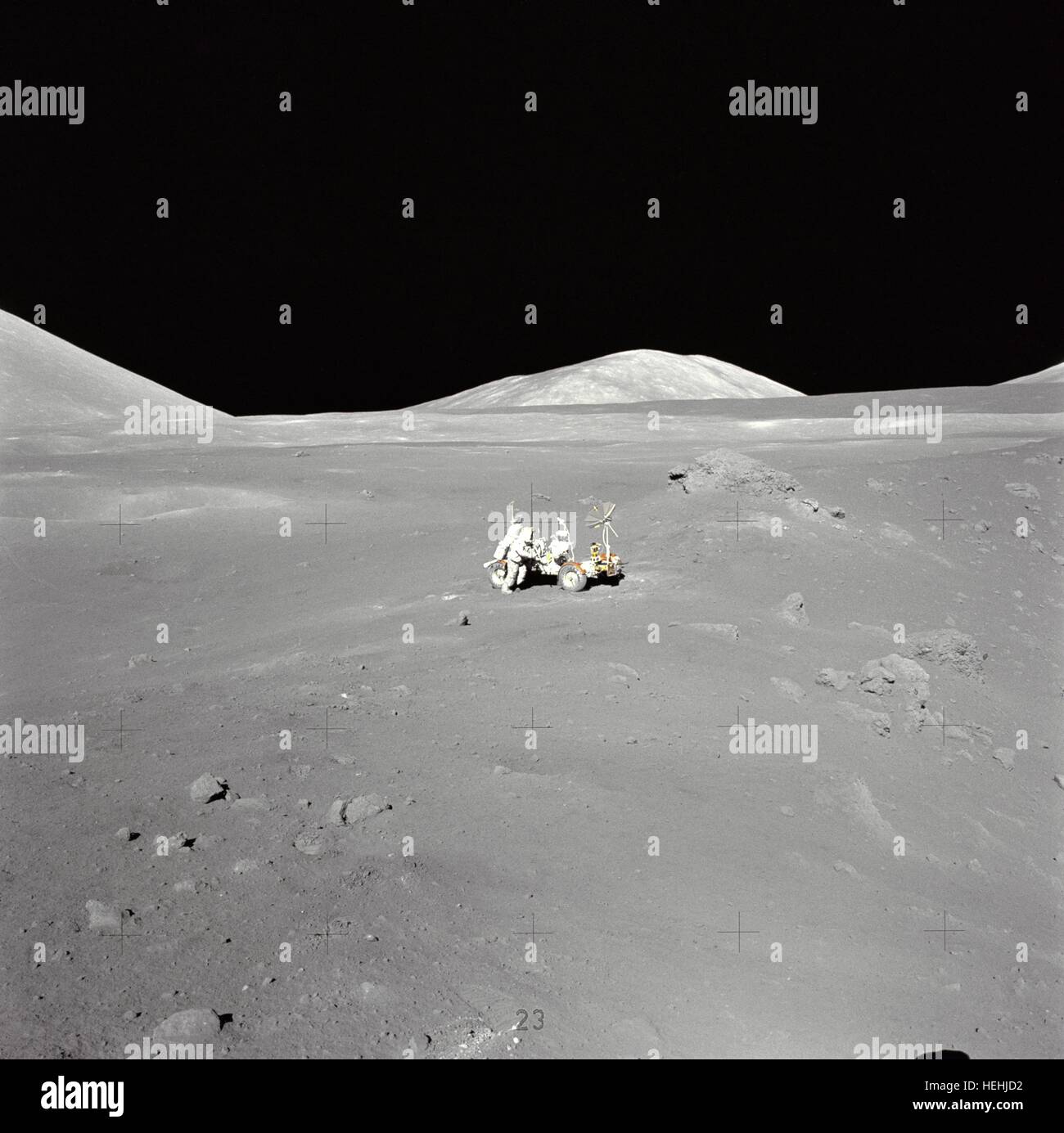 La NASA Apollo 17 missione lunare astronauta Harrison Schmitt lavora presso il Lunar veicolo itinerante durante la seconda attività extravehicular al Taurus-Littrow sito di atterraggio in prossimità della stazione 4 Shorty Crater Dicembre 12, 1972 sulla luna. Il picco centrale è la famiglia di montagna e a sud del massiccio si vede sulla sinistra dell'orizzonte. Foto Stock