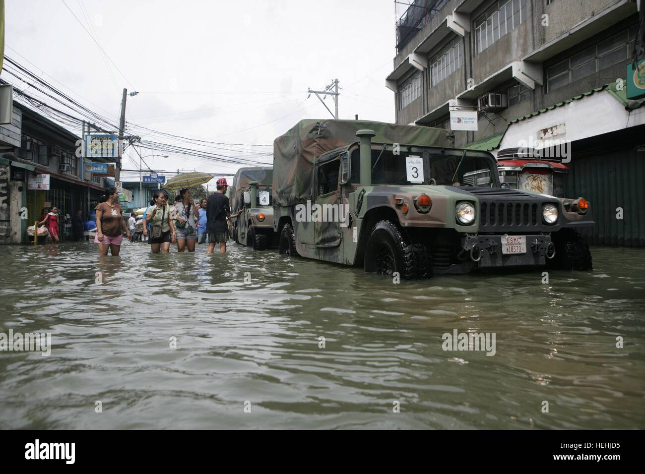 I soldati degli Stati Uniti fornire aiuto in caso di catastrofe fornisce ai residenti locali colpite dalle inondazioni e distruzione di tempesta tropicale Ketsana durante una assistenza umanitaria Missione Ottobre 4, 2009 a Manila nelle Filippine. Foto Stock I soldati degli Stati Uniti fornire aiuto in caso di catastrofe fornisce ai residenti locali colpite dalle inondazioni e distruzione di tempesta tropicale Ketsana durante una assistenza umanitaria Missione Ottobre 4, 2009 a Manila nelle Filippine. Foto Stock