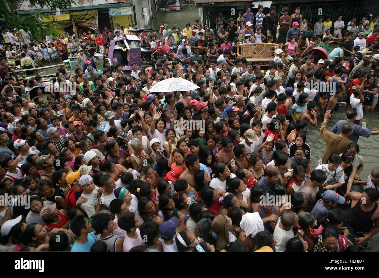 Locali cittadini filippini di attendere in linea per ricevere aiuto in caso di catastrofe alimenta donato dall'ABS-CBN rete televisiva dopo le inondazioni e la distruzione della tempesta tropicale Ketsana Ottobre 4, 2009 a Manila nelle Filippine. Foto Stock Locali cittadini filippini di attendere in linea per ricevere aiuto in caso di catastrofe alimenta donato dall'ABS-CBN rete televisiva dopo le inondazioni e la distruzione della tempesta tropicale Ketsana Ottobre 4, 2009 a Manila nelle Filippine. Foto Stock