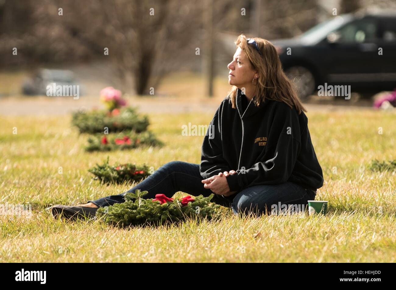 Volontari posto corone di fiori sulle tombe dei caduti soldati degli Stati Uniti come parte delle ghirlande di tutta l'America caso nella parte occidentale dello stato della Carolina del Cimitero dei veterani di Dicembre 17, 2016 in Montagna Nera, North Carolina. Foto Stock