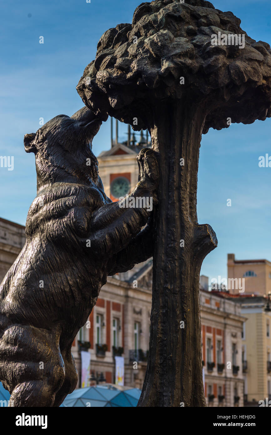 Simbolo di Madrid - Statua di Orso e corbezzolo, Puerta del Sol, Spagna. Foto Stock