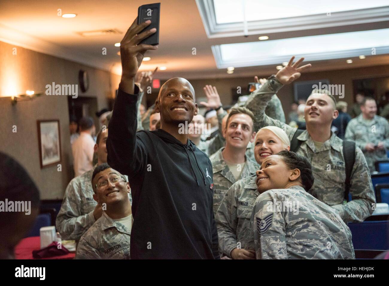 Giocatore di pallacanestro di NBA Ray Allen prende un gruppo selfie con soldati degli Stati Uniti durante un uso delle truppe Visita di impegno a Incirlik Air Base Dicembre 5, 2016 a Adana, Turchia. Foto Stock