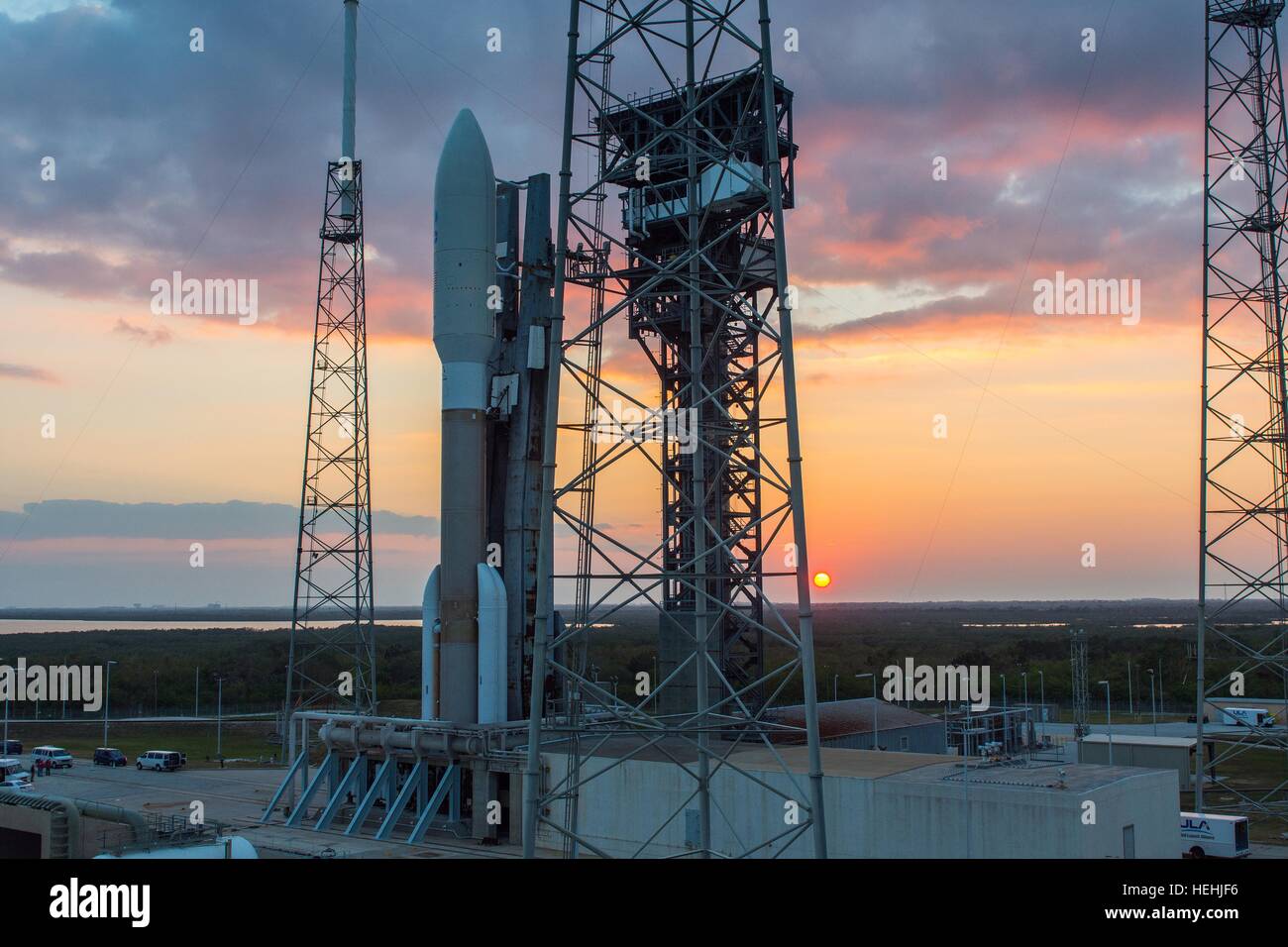 Il NOAA/NASA VA-R satellite si siede a bordo di un regno lancio Alleanza Atlas V 541 razzo sulla rampa di lancio in preparazione per il suo lancio da Cape Canaveral Air Force Station Space Launch Complex 41 Novembre 18, 2016 a Cape Canaveral, in Florida. Foto Stock