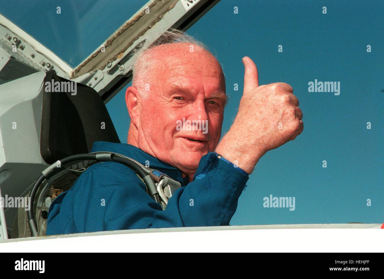 La NASA STS-95 missione il primo equipaggio astronauta John Glenn dà un pollice fino all'atterraggio un T-38 jet presso il Kennedy Space Center Shuttle Landing Facility Ottobre 26, 1998 in Merritt Island, Florida. Foto Stock