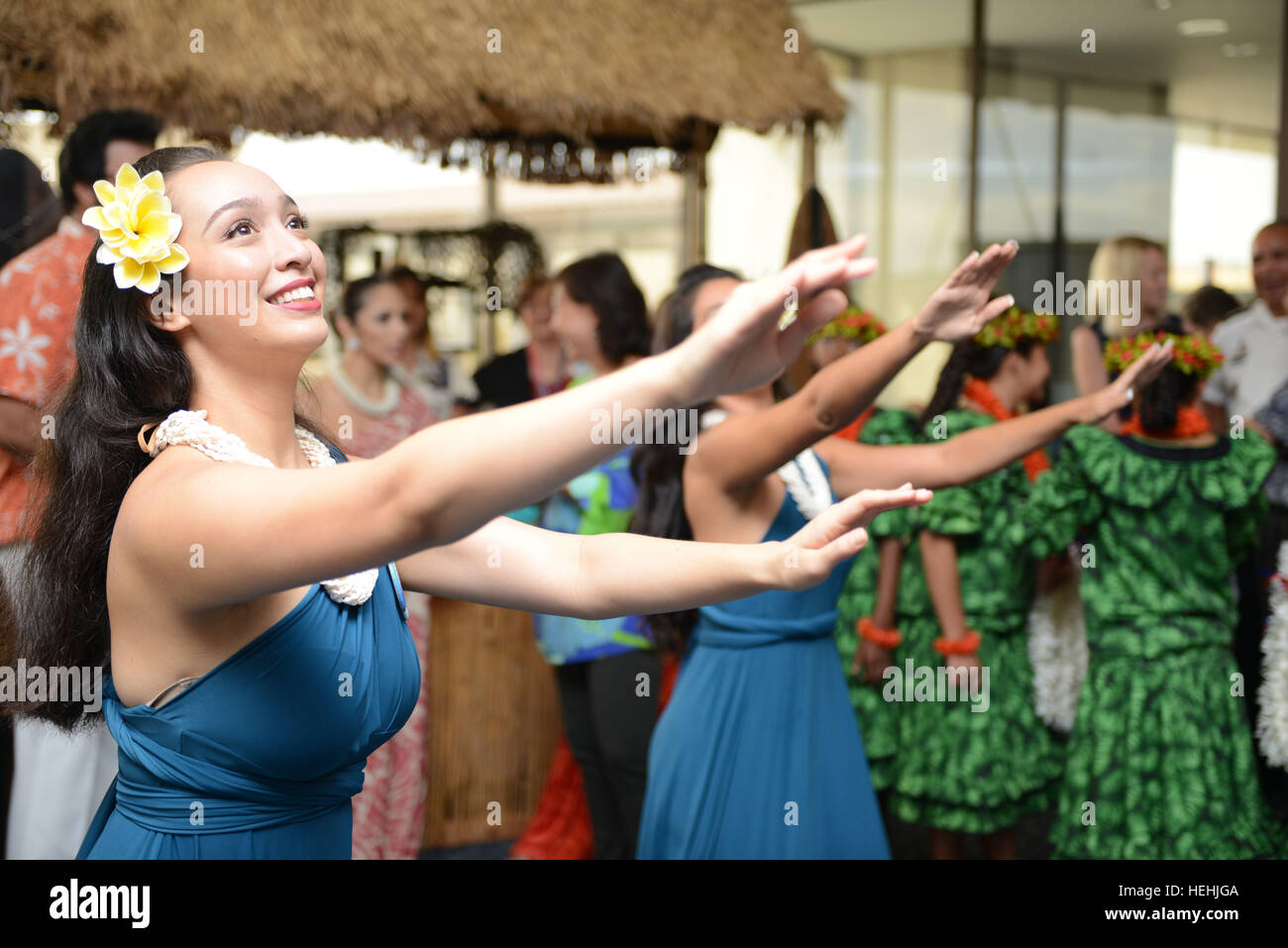 Tradizionale Hawaiiano ballerini hulu intrattiene gli ospiti in attesa per l arrivo di U.S. II Guerra Mondiale Veterani presso l'Aeroporto Internazionale di Honolulu a partecipare a eventi di commemorazione per onorare il settantacinquesimo anniversario di Pearl Harbor attacchi Dicembre 3, 2016 a Honolulu, Hawaii. Foto Stock