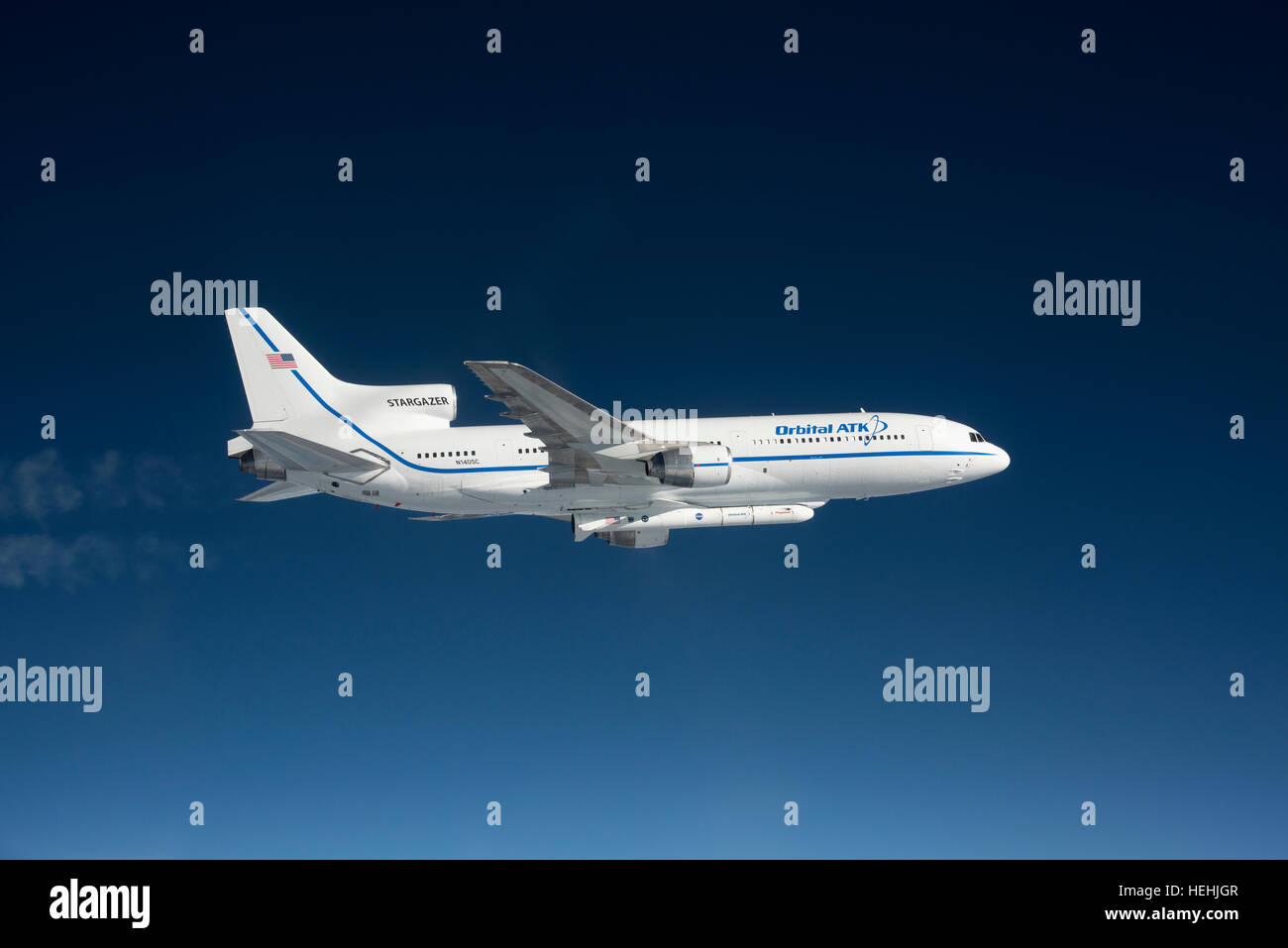 L'orbitale ATK L-1011 Stargazer aerei che trasportano gli orbitali ATK Pegasus XL e a razzo NASA CYGNSS navicella spaziale vola sopra l'Oceano Atlantico Dicembre 12, 2016 vicino a Daytona Beach, Florida. Foto Stock