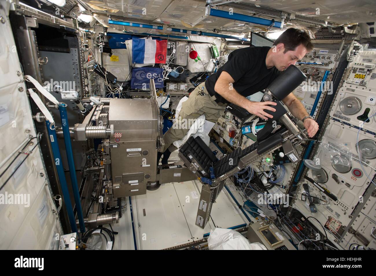 La NASA Expedition 50 il primo membro di equipaggio astronauta francese Thomas Pesquet dell'Agenzia spaziale europea prepara l'hardware per la Comunità MARES esperimento all'interno della Stazione Spaziale Internazionale il modulo Columbus Novembre 28, 2016. MARES esaminerà gli effetti della microgravità sull'uomo sistema muscolare. Foto Stock