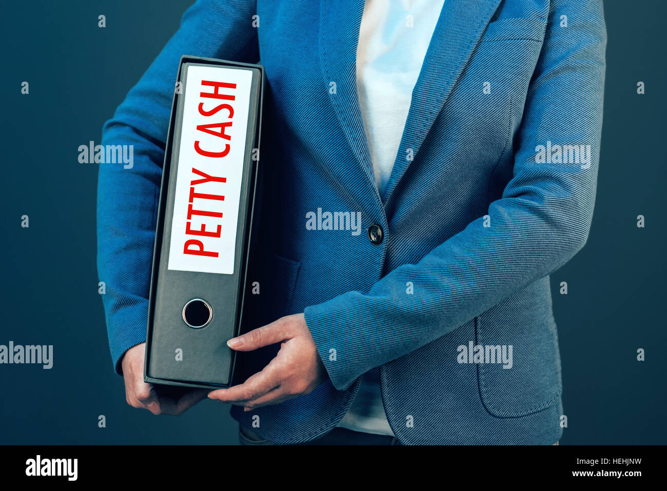 Tracking piccola cassa con imprenditrice e ring binder per gli account e le ricevute Foto Stock