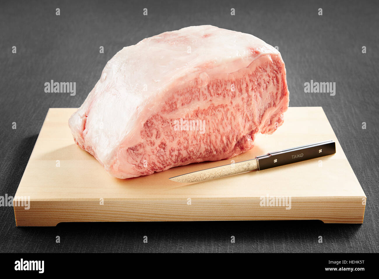 Carne di manzo Wagyu cruda delicatezza giapponese costosa carne marmorizzata grassa Foto Stock