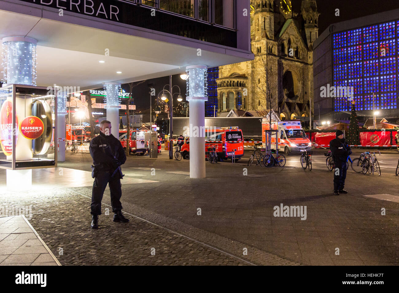 Berlino, Germania, operazione di polizia presso il mercatino di Natale sulla Breitscheidplatz Foto Stock