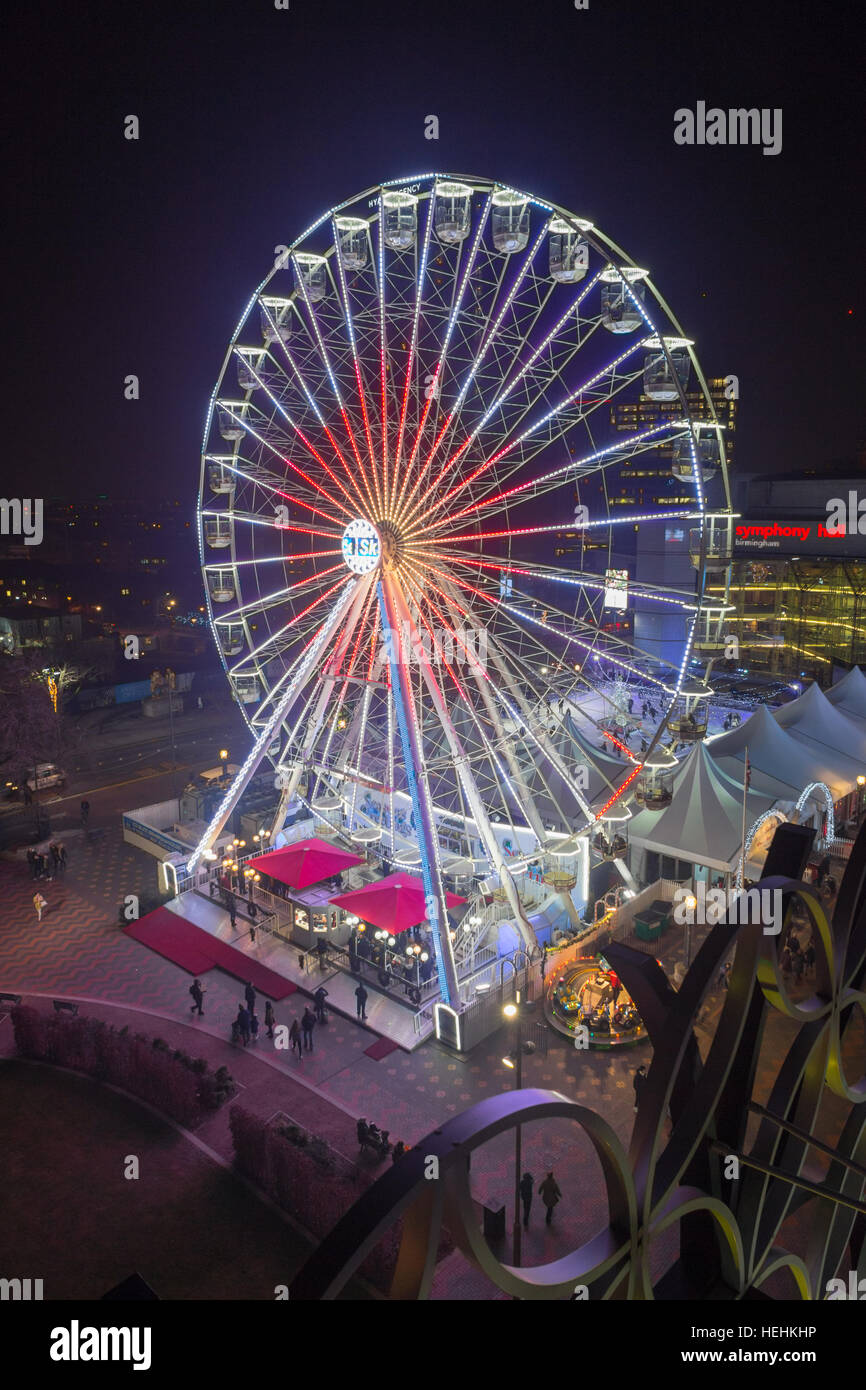 Ruota panoramica Ferris ride al Birmingham tedesco Mercatino di Natale, il centro della città di Birmingham, UK, di notte Foto Stock
