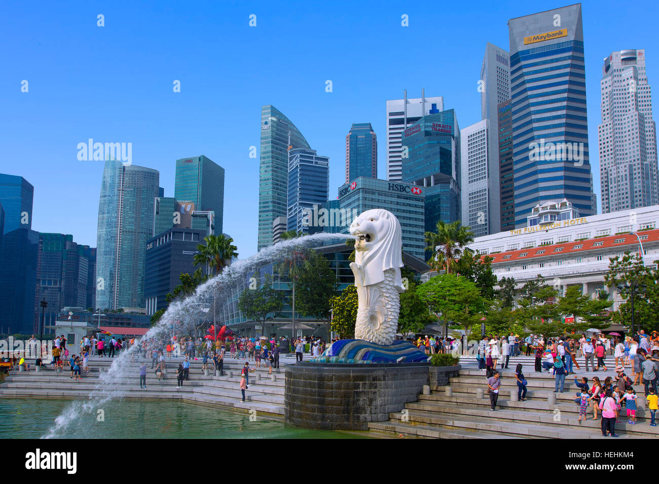La statua Merlion con lo skyline della città in background, Marina Bay, Singapore Foto Stock