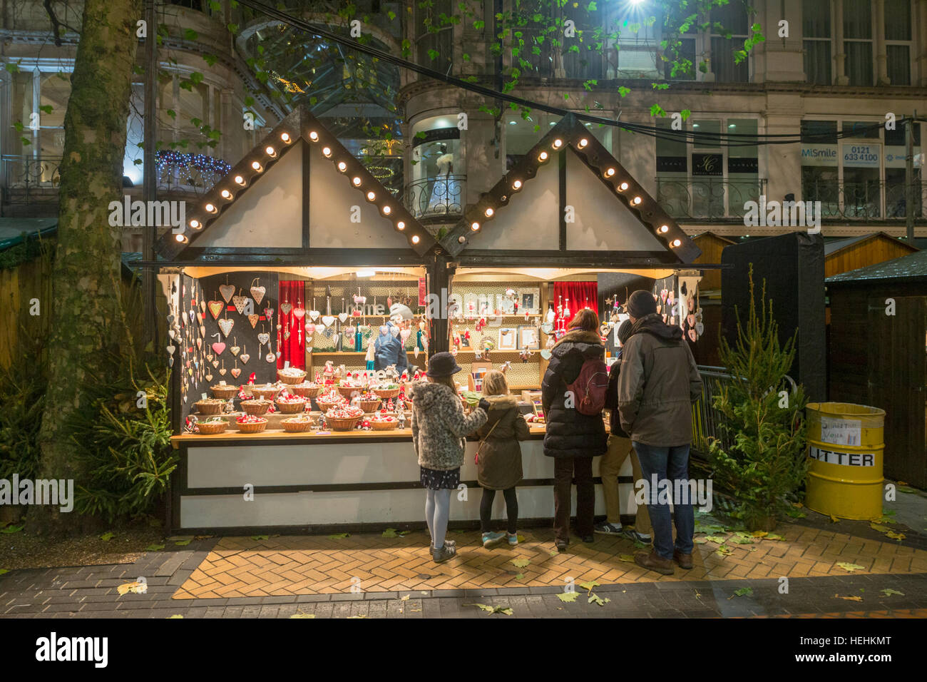 Pressione di stallo nell'annuale Mercato di Natale (Francoforte o stile tedesco) in Birmingham City Centre Regno Unito Foto Stock