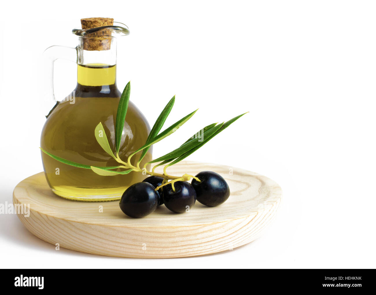 Freschi Olio di Oliva biologico con olive su una tavola di legno isolato su sfondo bianco Foto Stock
