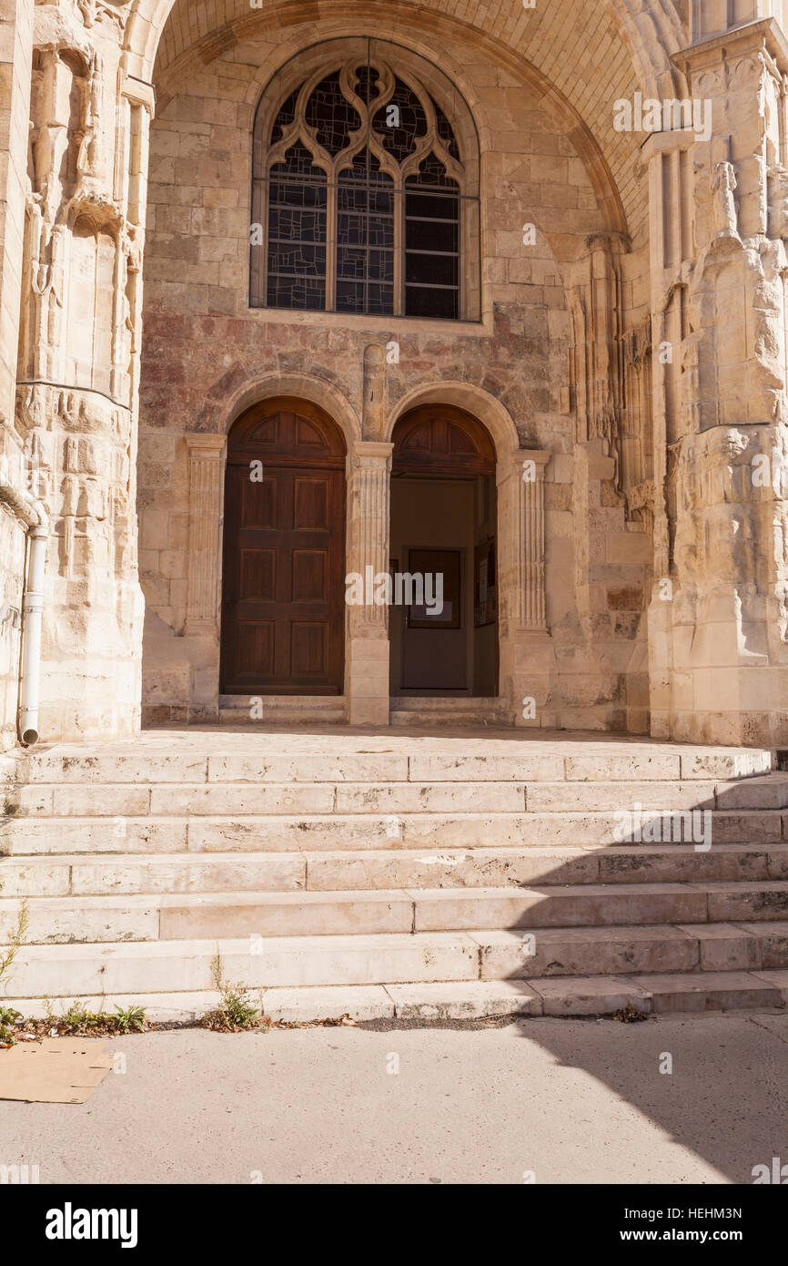 Il lato occidentale della chiesa di San Paolo in Orleans, Francia. È l'unica parte superstite della chiesa originale dopo essere stato bombardato nel 2° wo Foto Stock