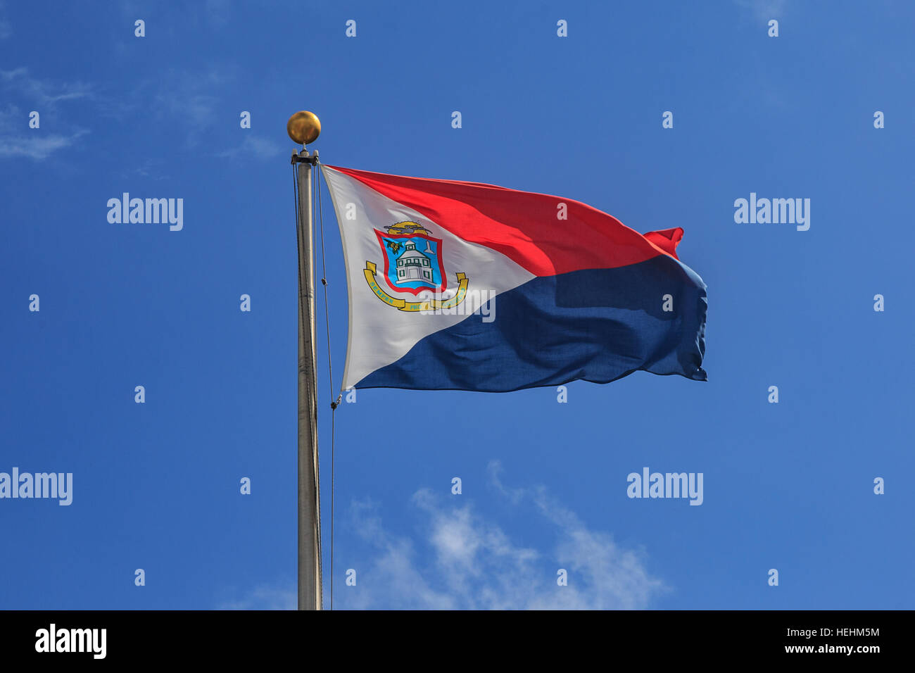 San Maarten bandiera nel cielo blu sventola. Foto Stock