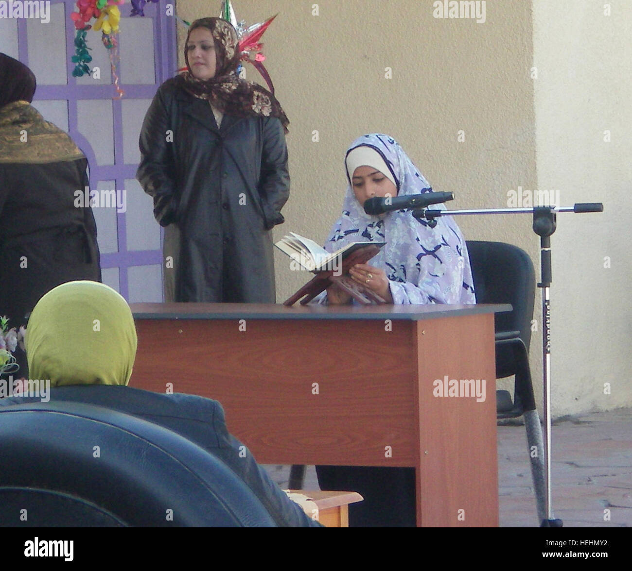 Un insegnante di al-scuola Biyan parla durante la scuola della cerimonia di apertura dic. 15 in Ghazaliyah distretto di nord-ovest di Baghdad. L apertura della scuola è il primo di tre nel distretto di questa settimana e fornirà i bambini iracheni con la possibilità di migliorare la loro qualità di vita attraverso l'istruzione superiore. Scuola Al-Biyan apertura offre ai bambini in Ghazaliyah opportunità educativa 136455 Foto Stock