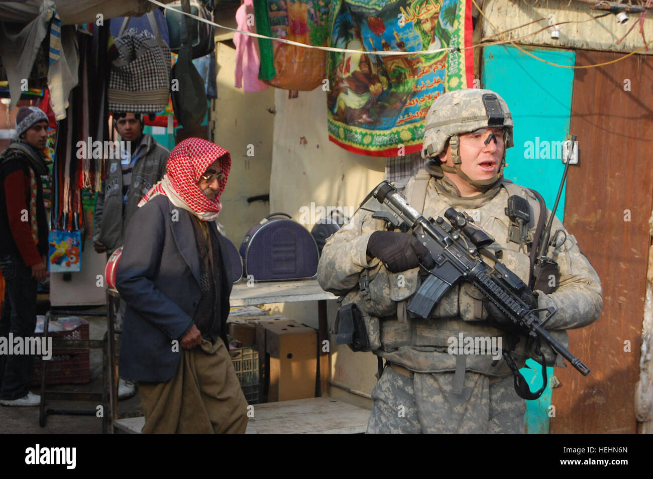 Il personale Sgt. Curtis Johnson, Waterport, N.Y., dirige la sua squadra di fanti attraverso un Husseniyah marketplace on Dic. 24 garantendo la sicurezza dei residenti la conduzione di affari in questo nord-est area di Baghdad. Johnson è una squadra di fanteria leader con la società A, 1° Battaglione, 27 Reggimento di Fanteria "Wolfhound," seconda Stryker Brigade Combat Team 'Warrior", XXV divisione di fanteria, attualmente fissata al 3° BCT, quarto Inf. Div., Division-Baghdad multinazionali. Wolfhound sicuro economia irachena 138545 Foto Stock