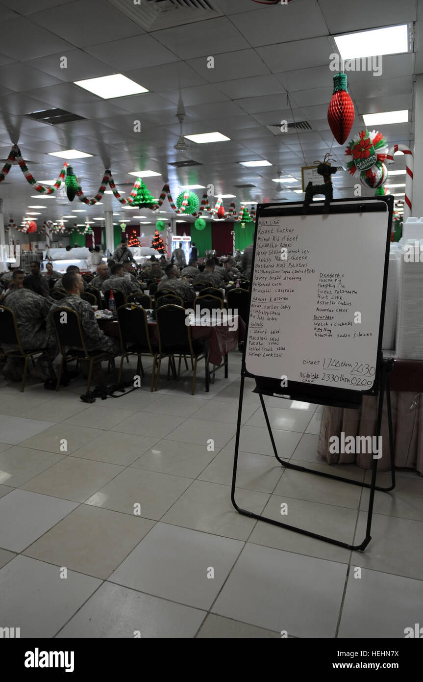 Stati Uniti I soldati dell esercito della terza Brigata Team di combattimento, ottantaduesima Airborne Division, mangiare la cena di Natale presso la sala per la struttura presso il funzionamento in avanti la fedeltà di base, Beladiyat orientale, Baghdad, Iraq, 25 dicembre, 2008. Il menu per il giorno di Natale è posto all'ingresso per tutti leggere prima di raggiungere la linea di alimenti. Natale a funzionamento in avanti la fedeltà di Base 140186 Foto Stock